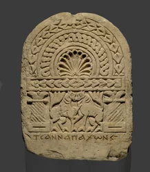 Rund toppad stela, från Esna (kalksten med spår av röd färg)
